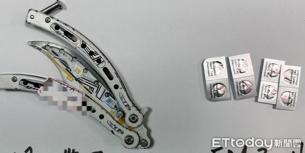 ▲男子見警方出現將武士刀插在車輪上，原以為就能躲避警方的查緝。（圖／玉里警分局提供，下同）