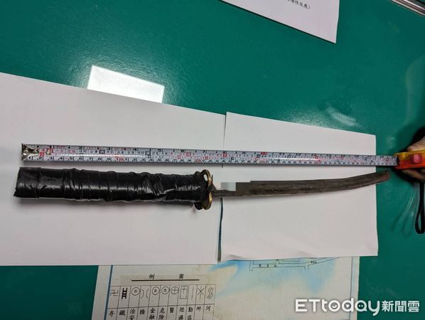 ▲男子見警方出現將武士刀插在車輪上，原以為就能躲避警方的查緝。（圖／玉里警分局提供，下同）