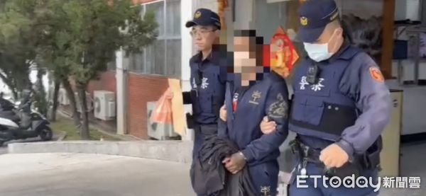 ▲男子見警方出現將武士刀插在車輪上，原以為就能躲避警方的查緝。（圖／玉里警分局提供，下同）