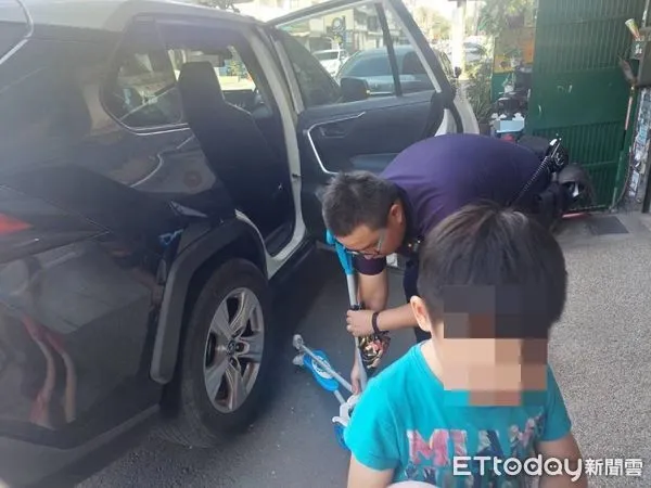 ▲6歲男童自己騎滑板車跑了1.5公里，結果迷路，還好員警幫忙找到回家的路             。（圖／記者吳奕靖翻攝）