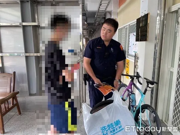 ▲台東警聯手鐵路警及車友火速逮捕單車竊賊將失竊單車物歸原主。（圖／記者楊漢聲翻攝）