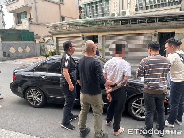 ▲台南市警永康分局持台南地檢署核發之拘票及搜索票，將詐騙車手集團邱姓主嫌及李姓、林姓車手成員3人逮捕歸案，邱、李2人遭檢方聲押獲准。（圖／記者林東良翻攝，下同）