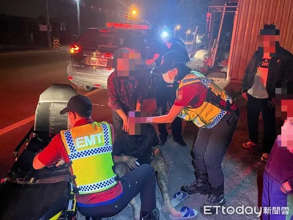 ▲里港警分局鹽埔分駐所所長王承修、警員莊家豪協助林男返家            。（圖／記者陳崑福翻攝）