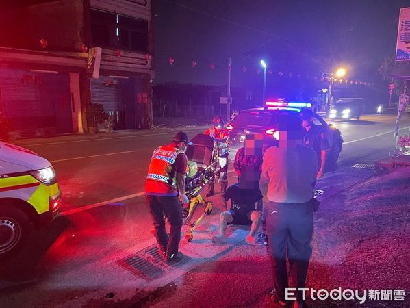 ▲里港警分局鹽埔分駐所所長王承修、警員莊家豪協助林男返家            。（圖／記者陳崑福翻攝）