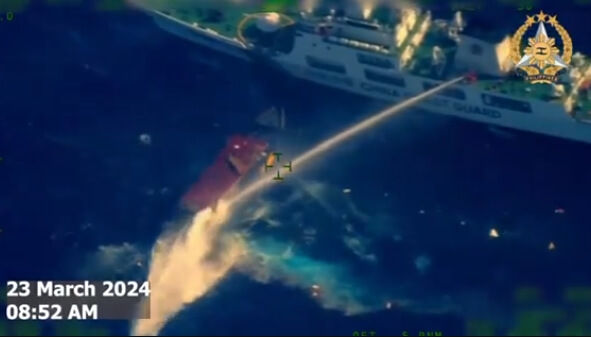 ▲▼  菲律賓官方23日公布影片，顯示中國海警船在南海阻擋一艘菲國補給船並發射水砲。（圖／翻攝自X@TeamAFP）