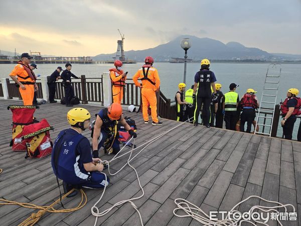 ▲楊女在漁人碼頭喝酒吹風，不慎跌入5公尺深消波塊撞頭慘死。（圖／記者陸運陞翻攝）