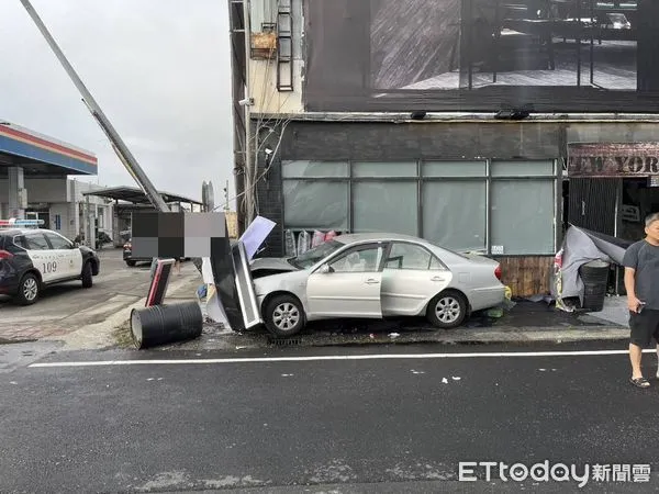 ▲女駕駛疑似恍神自撞路燈。（圖／記者楊漢聲翻攝）