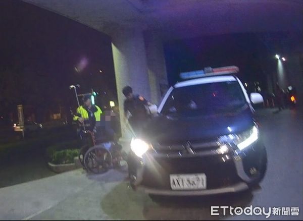 ▲員警執行巡邏勤務發現小客車駕駛直按喇叭示意求救。（圖／吉安警分局提供，下同）