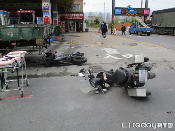 ▲▼二機車在三星鄉大埔加油站前相撞，釀一死一傷。（圖／記者游芳男翻攝，下同）