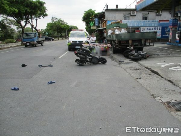 ▲▼二機車在三星鄉大埔加油站前相撞，釀一死一傷。（圖／記者游芳男翻攝，下同）