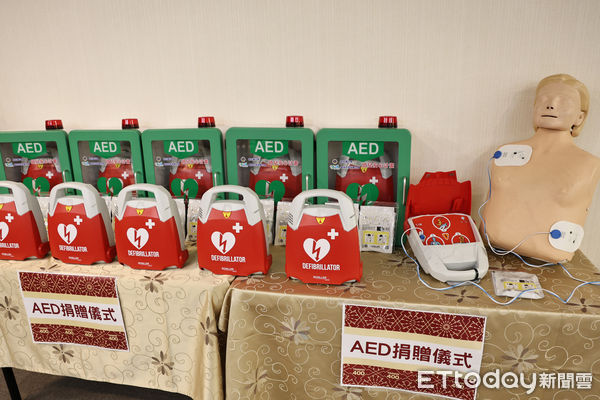 ▲台南市公益團體共同出資捐贈AED裝設於台南市公共托育機構及私立托嬰中心，由市長黃偉哲接受捐贈並回贈感謝狀。（圖／記者林東良翻攝，下同）