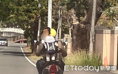 男騎機車揹寶寶「小孩回頭燦笑」　嘉義警：沒戴安全帽要罰