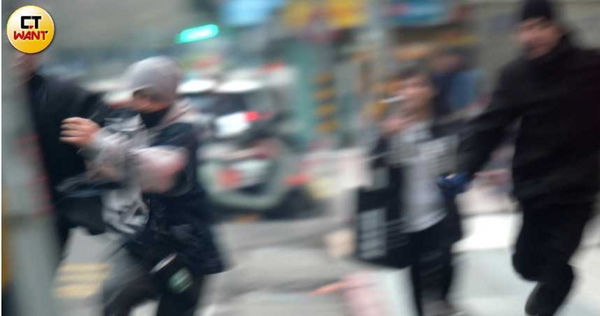 街頭熱演1／黃明志等車途中被襲擊　遭持木劍男子追著跑