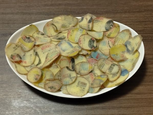▲▼日本網友意外做出彩色的「記憶洋芋片」。（圖／翻攝自X／@murataart）