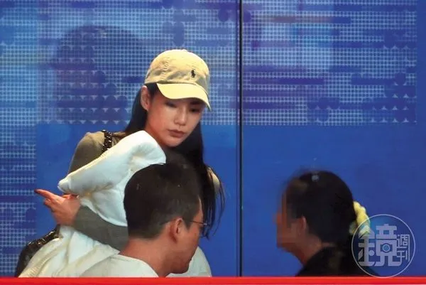 2月12日，汪小菲（中）近來都把女兒（右）帶在身邊，和女友Mandy（左）經常3人出遊。