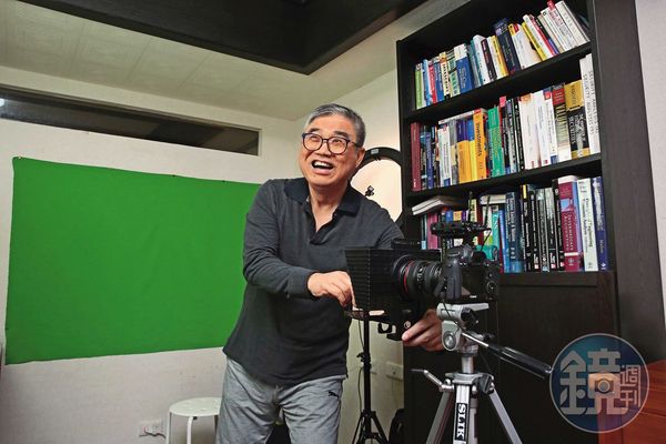 68歲的怪老子在新北永和家中的工作室，自拍自剪影片，要當「理財傳教士」。
