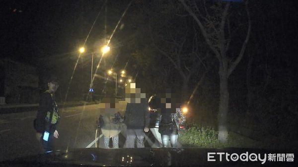 ▲年逾9旬的婦人獨自在馬路機車道上行走，員警獲報前往關切。（圖／新城警分局提供，下同）