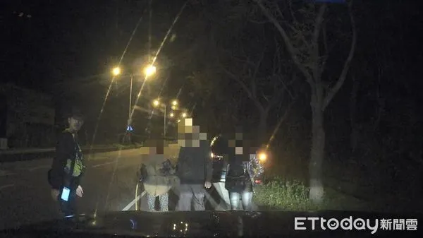 ▲年逾9旬的婦人獨自在馬路機車道上行走，員警獲報前往關切。（圖／新城警分局提供，下同）