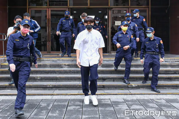 ▲藝人王宥勝妨礙性自主八萬交保，離開台北地院。(圖／記者林敬旻攝）