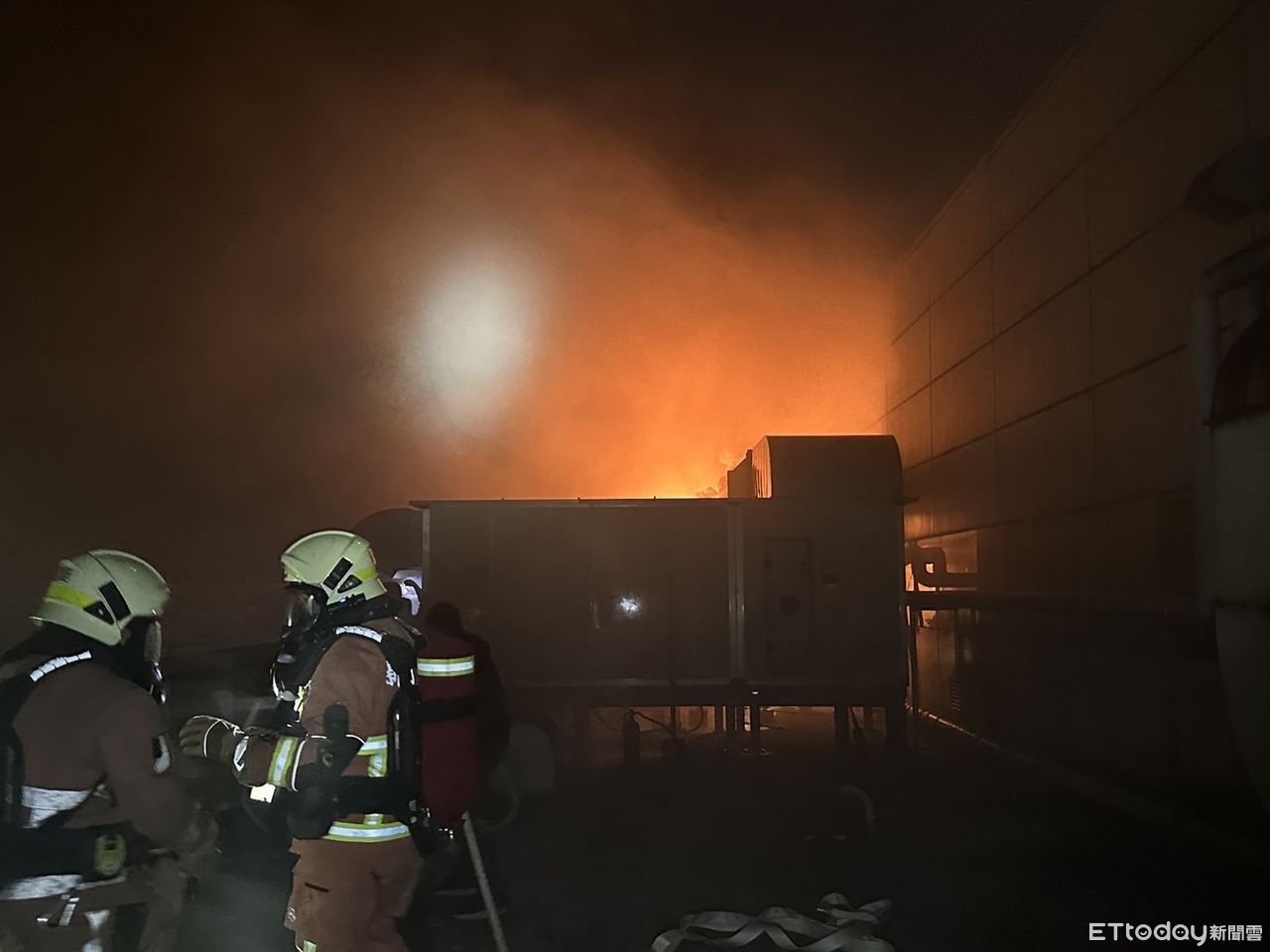 快訊／竹科深夜大火！「緯創、揚明光大樓」傳爆炸巨響　警消灌救 | ETtoday社會新聞 | ETtoday新聞雲