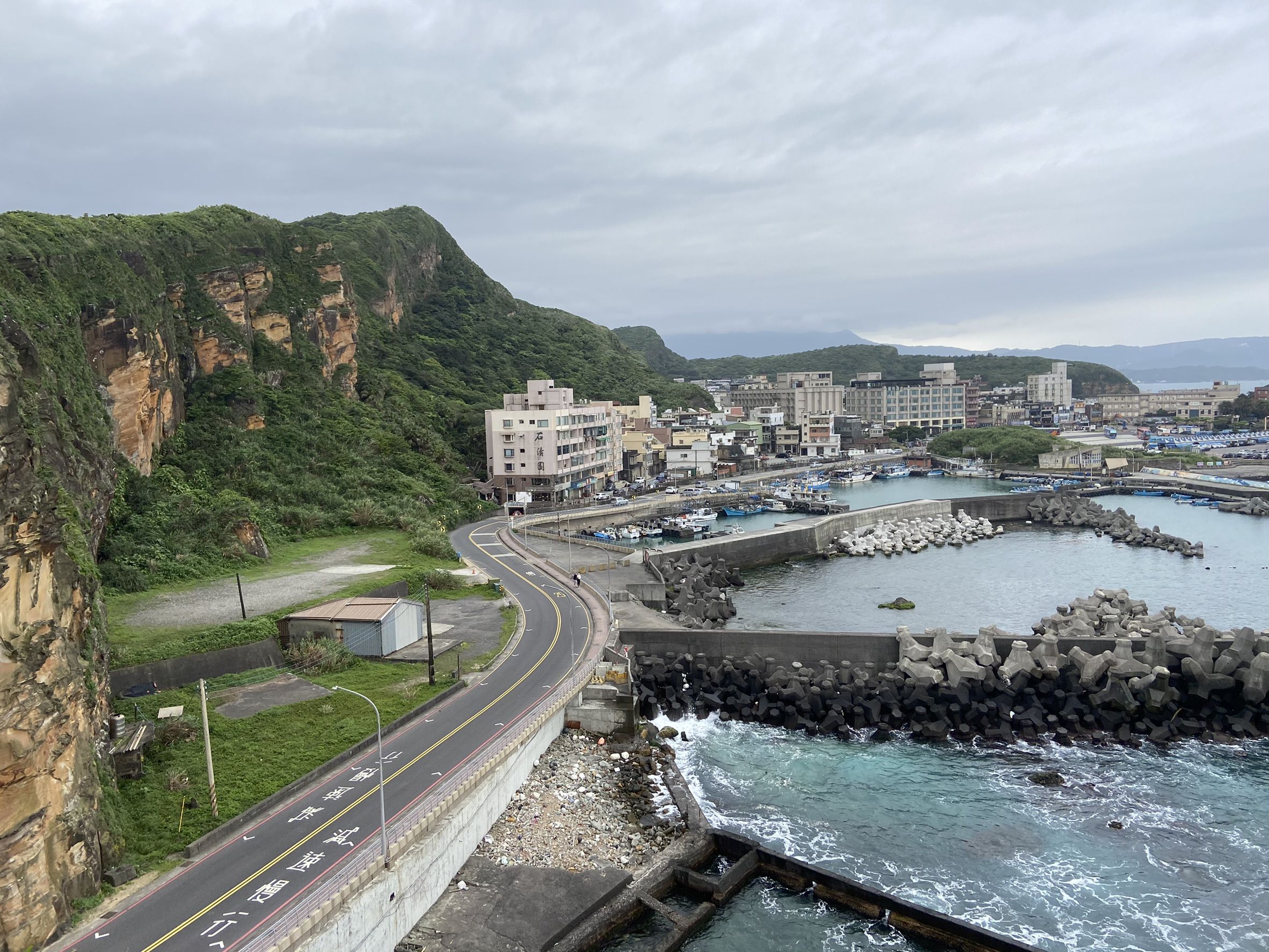 ▲新北野柳東澳周末散心 漁港大啖海鮮賞奇岩。（圖／新北市漁業處提供）