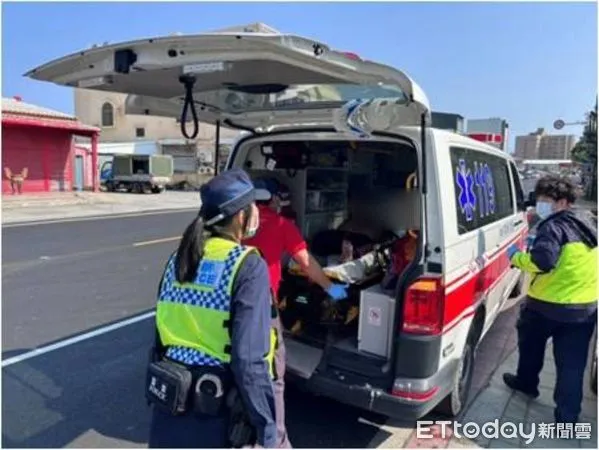 ▲恆春警分局仁壽派出所警員賴禹璇、陳俞錚救護李男就醫            。（圖／記者陳崑福翻攝）