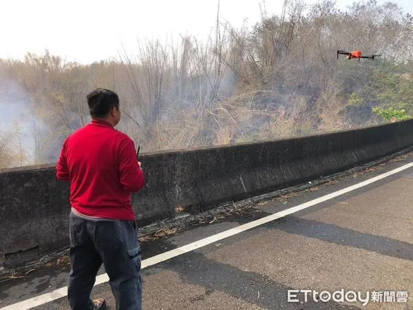 ▲台南市消防局第五大隊轄內關廟及龍崎區從元宵過後已發生多起山林雜草火警，五大隊為清明宣導，導入無人機科技巡視墓地及山林。（圖／記者林東良翻攝，下同）