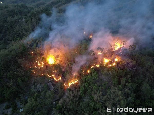 ▲台南市消防局第五大隊轄內關廟及龍崎區從元宵過後已發生多起山林雜草火警，五大隊為清明宣導，導入無人機科技巡視墓地及山林。（圖／記者林東良翻攝，下同）