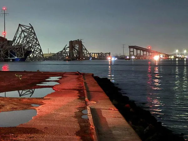 ▲▼  美國馬里蘭州巴爾的摩「法蘭西斯史考特基大橋」（Francis Scott Key Bridge）被船撞斷，相關單位趕赴現場。（圖／路透）