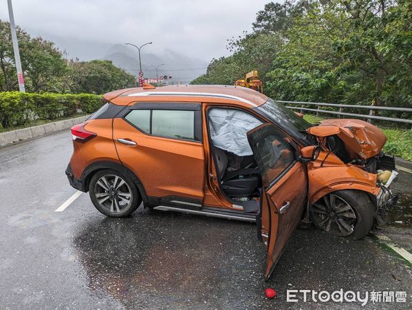 ▲▼             台9線轎車自撞。（圖／記者王兆麟翻攝）