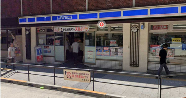 實際看看連鎖超商「Lawson」的招牌，認錯好像也情有可原。（圖／翻攝Google Map）