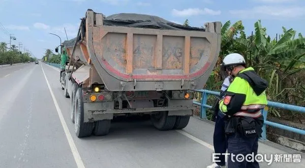 ▲潮州警方27日起連續3天加強取締違規大型貨車            。（圖／記者陳崑福翻攝）