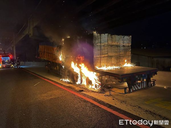 ▲▼ 拖板車後輪起火，駕駛情急下趕緊將車頭車身分離            。（圖／記者戴上容翻攝）