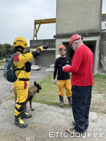 ▲台南市消防局搜救犬隊，成功通過2024年IRO瓦礫搜索中級認證。（圖／記者林東良翻攝，下同）