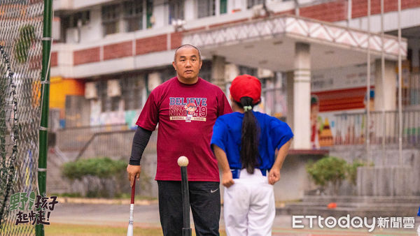 ▲張泰山在實境節目當中到山區國小教棒球             。（圖／記者吳奕靖翻攝）