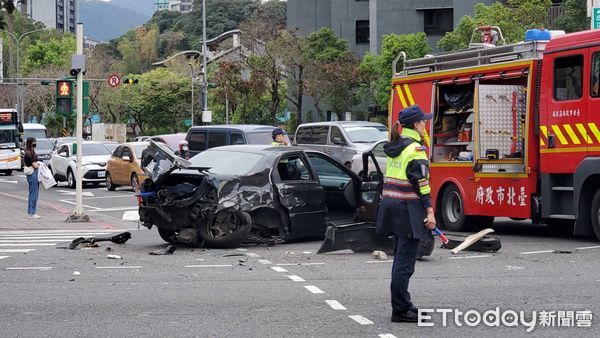 ▲▼             台北市內湖區民權東路六段與成功路交叉口發生一起嚴重車禍。（圖／記者黃彥傑攝）