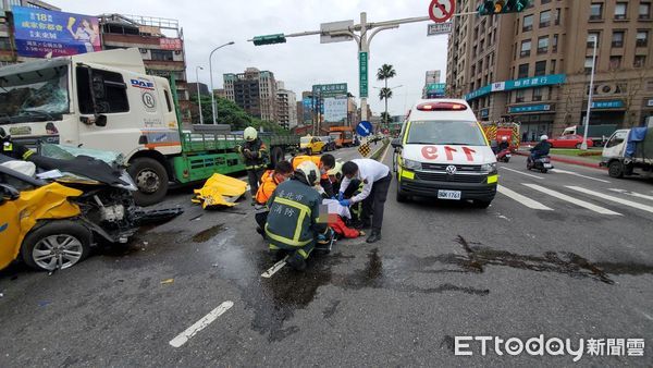 ▲▼ 台北市內湖區民權東路六段與成功路交叉口發生一起嚴重車禍。（圖／記者黃彥傑攝）