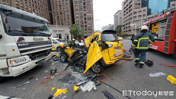 ▲▼ 台北市內湖區民權東路六段與成功路交叉口發生一起嚴重車禍。（圖／記者黃彥傑攝）