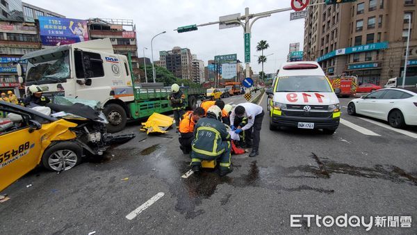 ▲▼ 台北市內湖區民權東路六段與成功路交叉口發生一起嚴重車禍。（圖／記者黃彥傑攝）