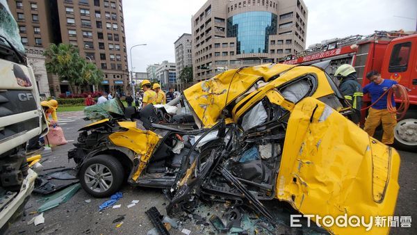 ▲▼ 台北市內湖區民權東路六段與成功路交叉口發生一起嚴重車禍。（圖／記者黃彥傑攝）