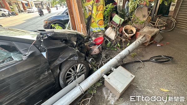 ▲男子開車衝撞機車、汽車，還差點衝入民宅            。（圖／記者吳世龍攝）