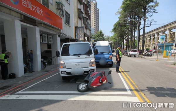 ▲▼一名糊塗駕駛停車時，未打N檔，也未手剎車，造成貨車滑行撞傷機車騎士。（圖／民眾提供，下同）