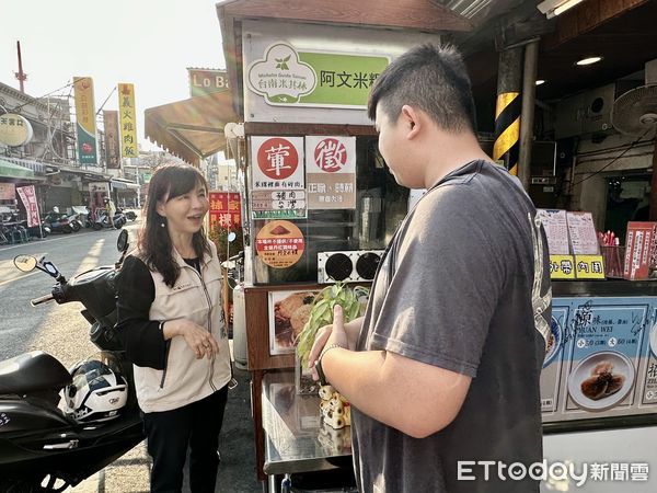 ▲台南市衛生局長李翠鳳率員前往南市知名食品商圈及店家了解業者張貼標章情形，並了解用餐民眾對於標章的看法。（圖／記者林東良翻攝，下同）