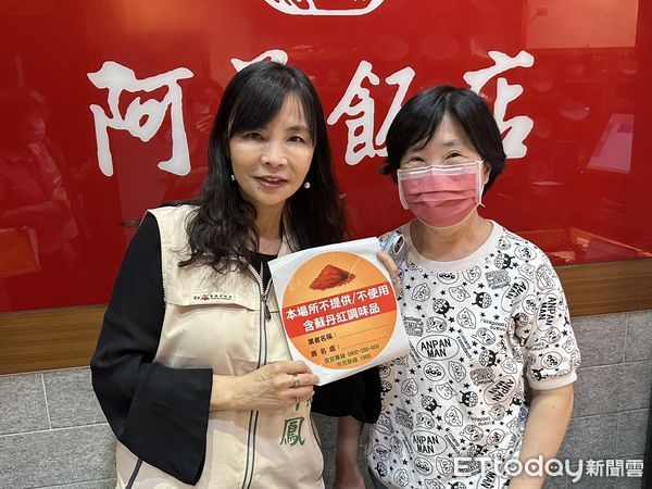 ▲台南市衛生局長李翠鳳率員前往南市知名食品商圈及店家了解業者張貼標章情形，並了解用餐民眾對於標章的看法。（圖／記者林東良翻攝，下同）