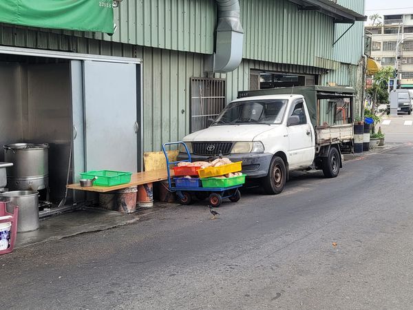 ▲台中某知名控肉飯遭爆，食材堆路邊「給鳥吃到飽」。（圖／翻攝自Facebook／爆料公社公開版）