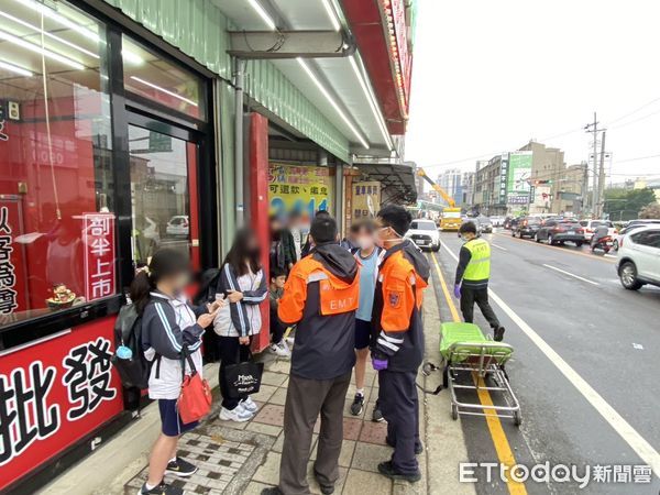 ▲▼竹東高中校車自撞護欄，7人受傷。（圖／記者陳凱力翻攝）