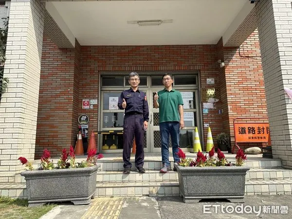 ▲里港警分局在分駐(派出)所前置放400kg水泥盆栽           。（圖／記者陳崑福翻攝）