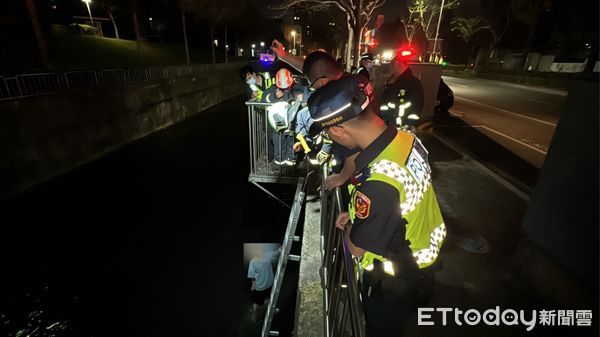 ▲▼男子為了救愛犬，不顧安危跳進3公尺深大排水溝，結果換警消救他，他獲救後直喊拍謝。（圖／民眾提供，下同）