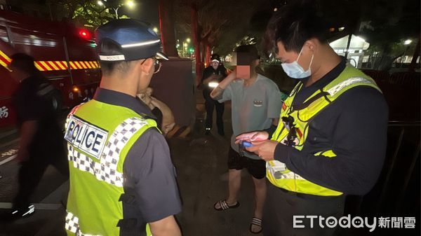 ▲▼男子為了救愛犬，不顧安危跳進3公尺深大排水溝，結果換警消救他，他獲救後直喊拍謝。（圖／民眾提供，下同）