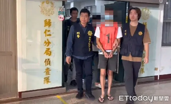 ▲鄭姓男子等人涉嫌持長短槍前往許姓被害人住處朝鐵門開槍示威，因卡彈只擊發1槍即逃逸，歸仁分局警方循線查獲，起出長短槍各1把及48顆子彈。（圖／記者林東良翻攝，下同）